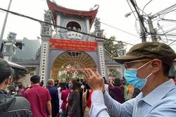 Người dân đeo khẩu trang, đứng ngoài cổng vái vọng ở Phủ Tây Hồ