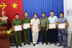 An Giang: Thưởng nóng 2 chiến sĩ công an và người dân bắt cướp ngày cuối năm