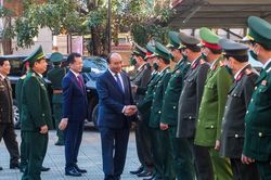 Thủ tướng Nguyễn Xuân Phúc thăm và chúc Tết các đơn vị tại Đà Nẵng