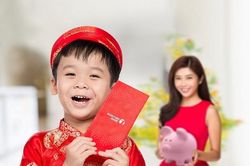 Bố mẹ có nên 'tịch thu' tiền lì xì của trẻ?