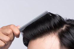 Người yêu rủ đến salon tóc, cô gái tá hỏa chứng kiến hành động của anh