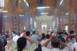 Đông nghịt người viếng chùa ngày đầu năm mới ở Cần Thơ