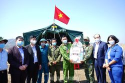 Ngày đầu năm mới, Chủ tịch Đắk Lắk đến các chốt kiểm soát dịch bệnh chúc Tết