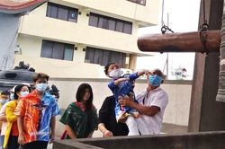Người Sài Gòn xếp hàng dài đánh chuông ngày đầu năm mới