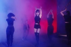 Lisa (BlackPink) tung video vũ đạo 'đốt mắt' trong ngày đầu năm mới