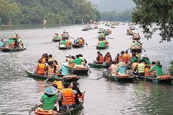 Khu du lịch Tràng An đông đúc trong ngày mở cửa đầu xuân