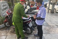 Công an quận Hoàn Kiếm xử phạt nhiều bãi trông xe 'chặt chém'