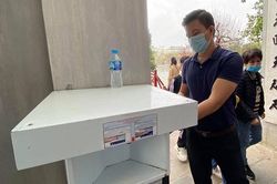 Đền Ngọc Sơn: Lắp đặt máy rửa tay '3 giây', từ chối đón khách không đeo khẩu trang