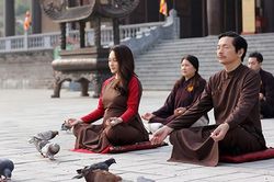 Diễn viên Bảo Thanh ngồi thiền, thả hoa đăng cùng NSND Trung Anh