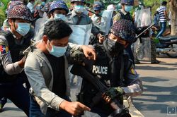 Cảnh sát Myanmar bắt hàng trăm người, ba người bị thương ở các cuộc đụng độ