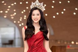 Hoa hậu Đỗ Thị Hà: Mẹ 'lùa' tôi khắp làng vì đốt đống rơm ngày Tết