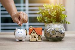Vợ chồng trẻ 'chốt' mua nhà, bán ô tô bẻ lái chi tiêu trong năm mới
