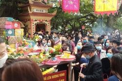 Phủ Tây Hồ mở cửa trở lại sau ngày mùng 1 Tết quá tải, bãi giữ xe, hàng quán cổng đền 'bội thu'