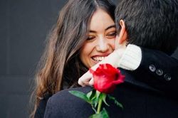 Đóng giả làm 'kẻ xấu' giúp các chàng trai gây ấn tượng với bạn gái trong ngày Valentine
