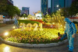 Phun khử khuẩn đường hoa Nguyễn Huệ