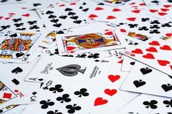 Cảnh sát phá sới bạc trong căn nhà hoang