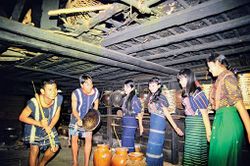Cuộc chơi 'chân mộc' lan đi nhẹ nhàng