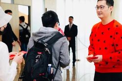 Xem đại gia Trung Quốc lì xì đầu năm mới