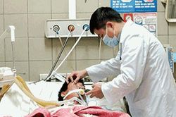 Ngộ độc rượu ngày Tết: Dấu hiệu nhận biết và cách sơ cứu