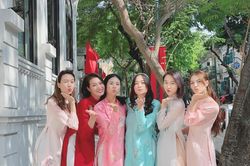 Ngọc Hân và hội bạn thân cả thập kỷ mặc áo dài khoe dáng trên phố Xuân mùng 2 Tết