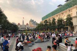 Người dân đổ ra đường đi chơi, trung tâm TPHCM kẹt xe ngày Valentine
