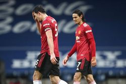 Bị kèo dưới cầm chân, M.U 'hít khói' Man City trên đường đua vô địch