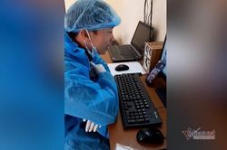 Xúc động video nam điều dưỡng hát tặng mẹ từ khu cách ly