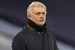 Mourinho mỉa mai Man City được thiên vị