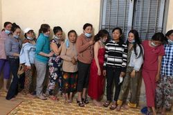 Triệt phá sới bạc ngày Tết của quý bà trong căn nhà hoang