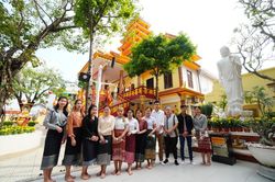 Sáng mùng 3 Tết, Hội Sinh viên Lào dâng hương, đặt bát tại chùa Tam Bảo