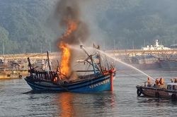 Cháy lớn tại cảng cá Thọ Quang, 3 tàu cá bị thiêu rụi