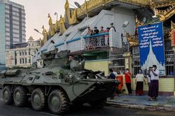 Bất ngờ với loại xe bọc thép Myanmar vừa triển khai trên đường phố