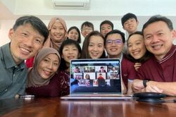Gia đình Singapore 4 thế hệ đón Tết online
