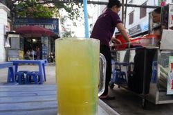 Trong mùa dịch vẫn kê bàn bán nước mía cho khách, nhận mức phạt 15 triệu đồng