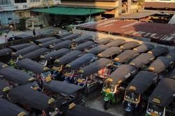 Hàng nghìn chiếc xe tuk tuk 'nằm phủ bụi' do dịch Covid-19