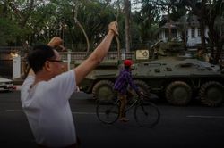Myanmar: Xe bọc thép xuất hiện tại các thành phố lớn, internet bị cắt