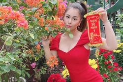 Ca sĩ Minh Tuyết khoe sắc bên hoa