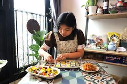 Đưa hoa lên bánh
