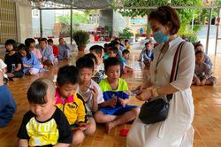 Thăm, lì-xì đầu xuân cho trẻ em mồ côi
