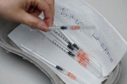 Trung Quốc triệt phá loạt vụ án buôn bán vaccine COVID-19 giả
