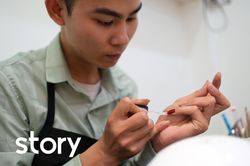 Thợ nail nam: 'Nhiều người xì xào công việc của tôi'