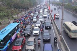 Nhiều tuyến đường cửa ngõ Thủ đô ùn tắc do người dân đổ về sau kỳ nghỉ Tết