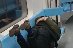 Cặp đôi nằm ôm nhau ngay trên tàu điện ngầm