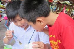Đi học kỹ năng sống nhưng cha mẹ sợ con bị hành hạ khi tự dọn dẹp bát đĩa của chính mình