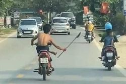 Triệu tập thanh niên cầm dao 'phóng lợn' diễu phố ở Tuyên Quang