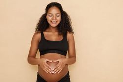Những phụ nữ chịu định kiến mang thai hộ vì tiền