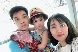 Đôi vợ chồng y tá Hải Dương chỉ được nhìn nhau ở hành lang bệnh viện