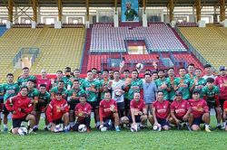 Thầy Lee Nguyễn lì xì cho học trò