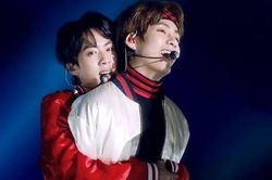 'Tan chảy' với 10 khoảnh khắc thân mật giữa Jin và V BTS