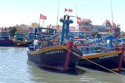 Một tàu cá Bình Thuận bị chìm, ba người chết và hai người mất tích